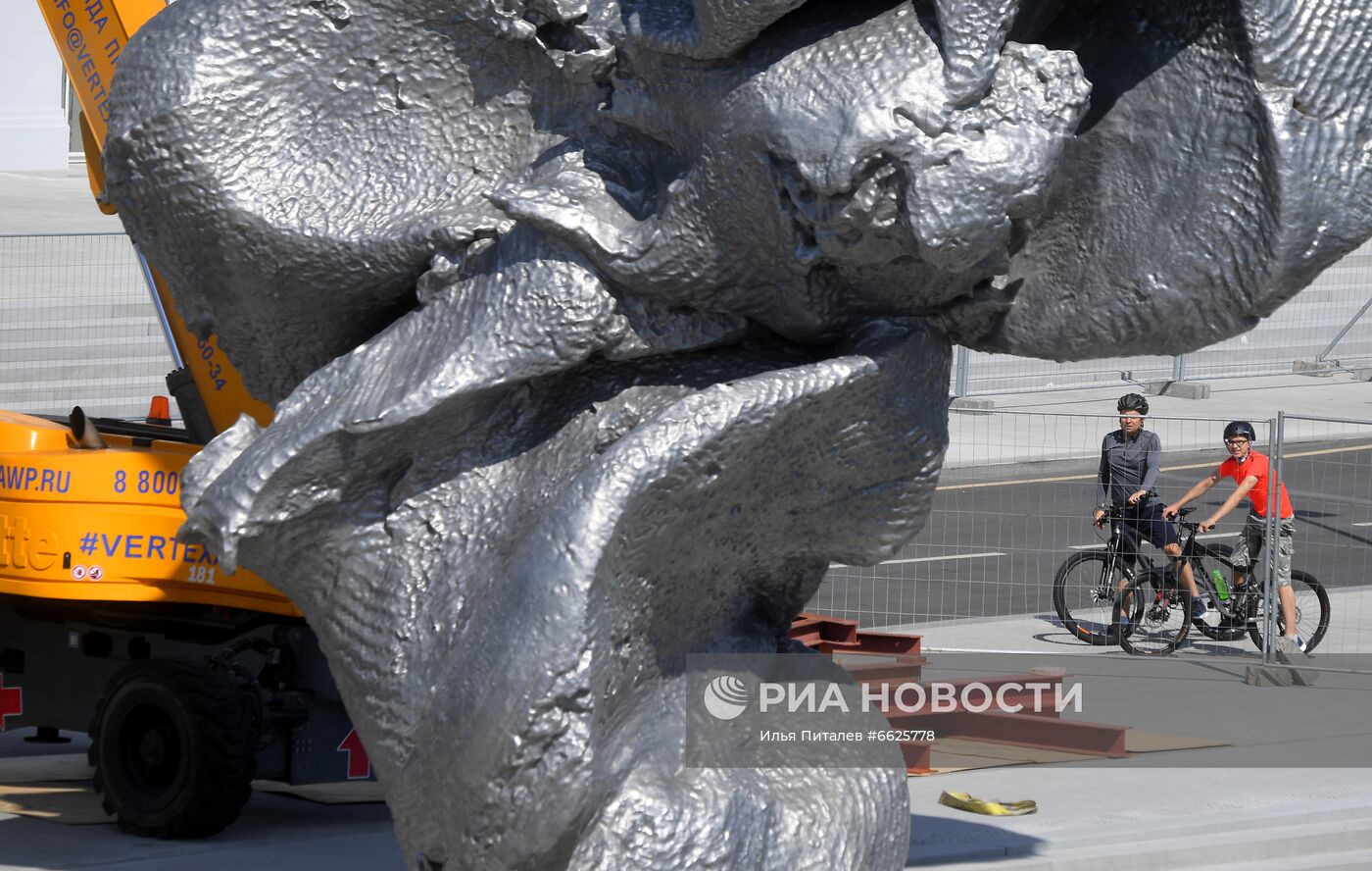 Скульптура "Большая глина №4" в центре Москвы