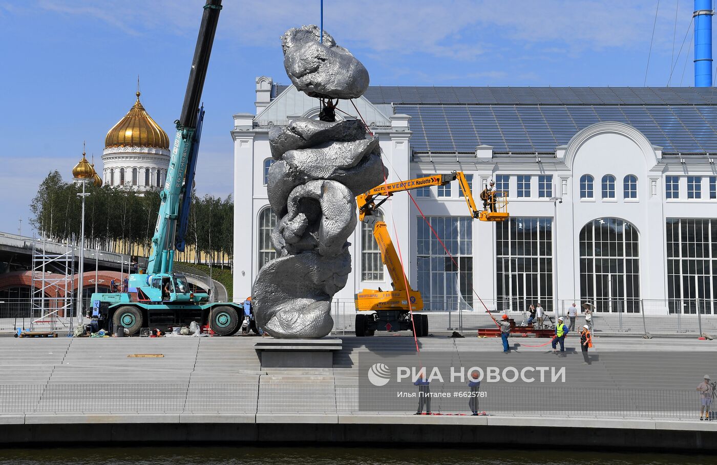 Скульптура "Большая глина №4" в центре Москвы