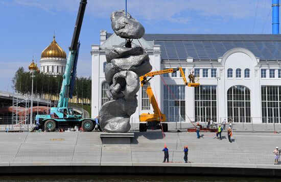 Скульптура "Большая глина №4" в центре Москвы