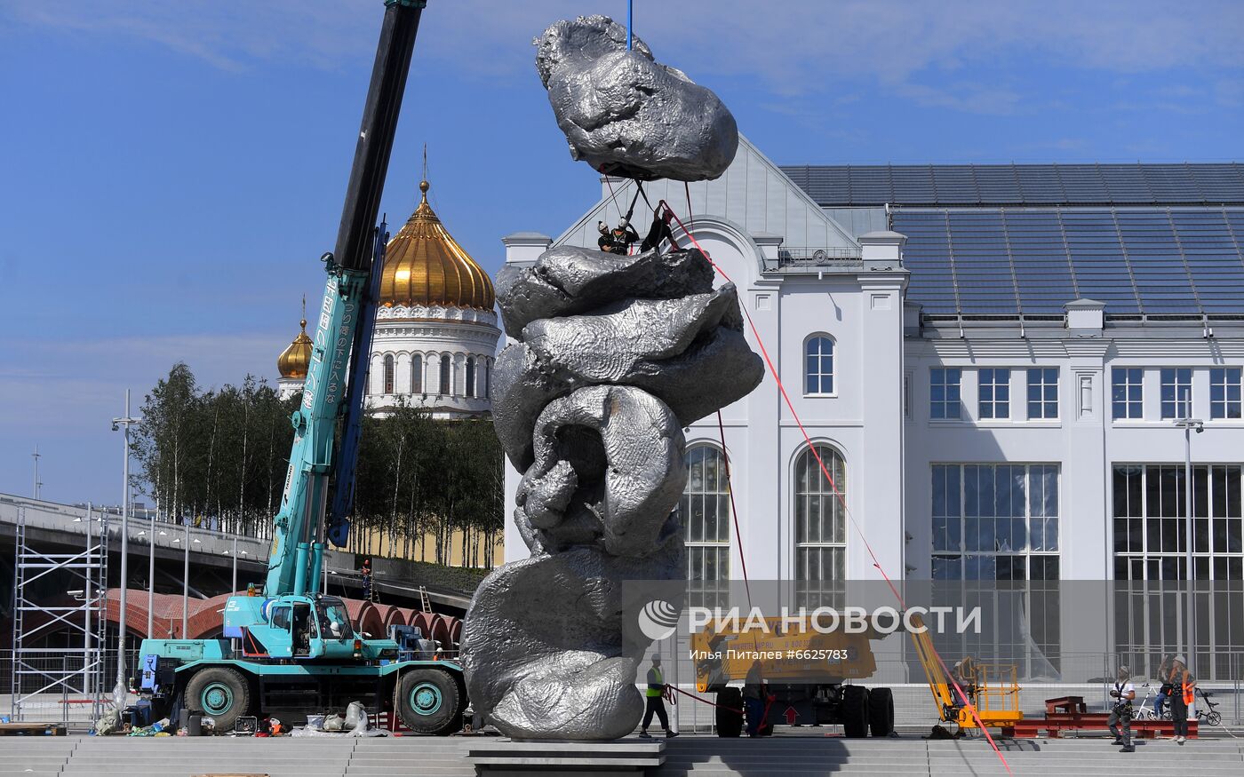 Скульптура "Большая глина №4" в центре Москвы