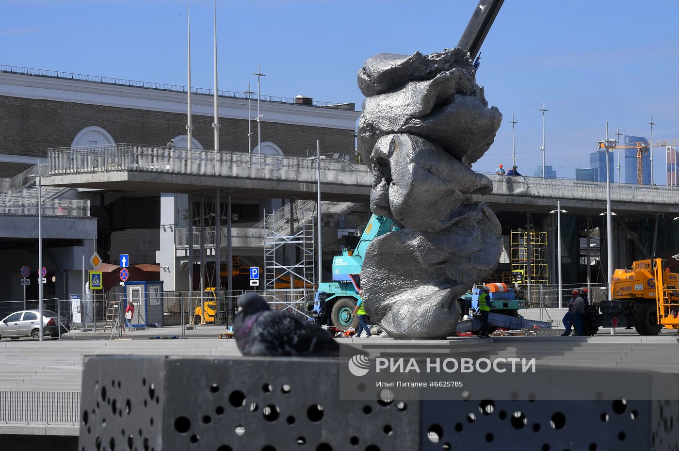 Скульптура "Большая глина №4" в центре Москвы