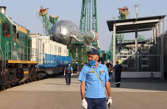 Вывоз РН "Союз-2.1б" с разгонным блоком "Фрегат" на стартовый комплекс космодрома Байконур