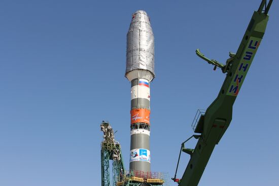 Вывоз РН "Союз-2.1б" с разгонным блоком "Фрегат" на стартовый комплекс космодрома Байконур