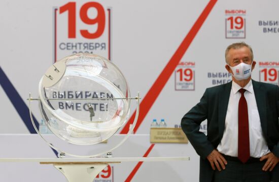 Жеребьевка по определению мест партий в избирательном бюллетене на выборах депутатов Госдумы РФ