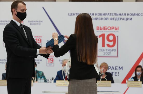 Жеребьевка по определению мест партий в избирательном бюллетене на выборах депутатов Госдумы РФ