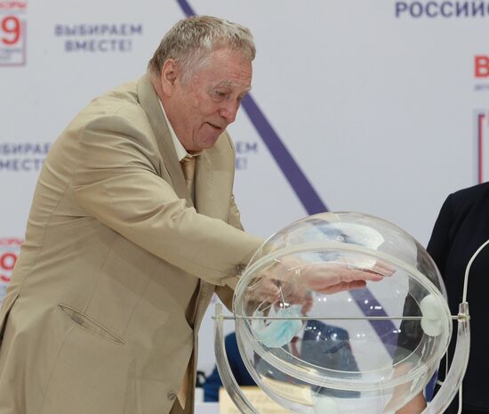 Жеребьевка по определению мест партий в избирательном бюллетене на выборах депутатов Госдумы РФ