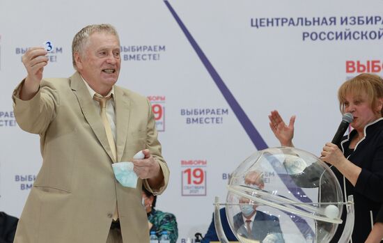 Жеребьевка по определению мест партий в избирательном бюллетене на выборах депутатов Госдумы РФ