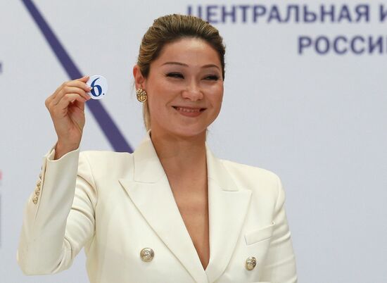 Жеребьевка по определению мест партий в избирательном бюллетене на выборах депутатов Госдумы РФ