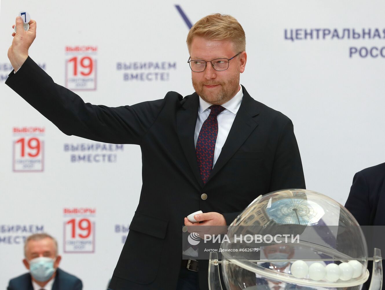 Жеребьевка по определению мест партий в избирательном бюллетене на выборах депутатов Госдумы РФ