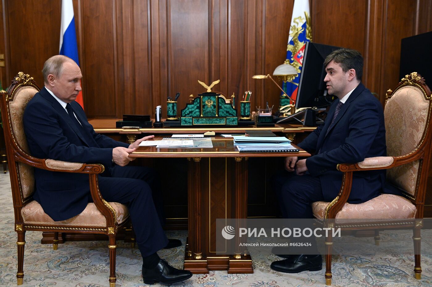 Президент РФ В. Путин встретился с губернатором Ивановской области С. Воскресенским