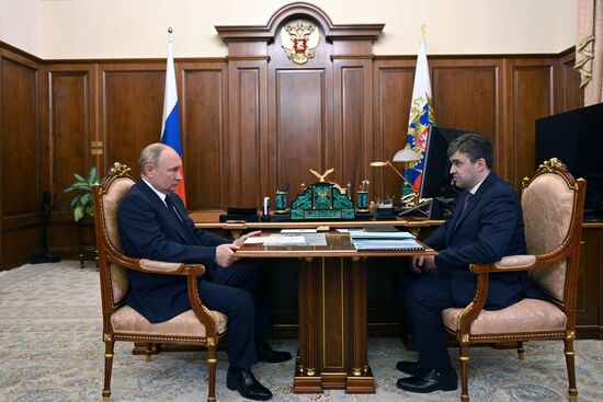 Президент РФ В. Путин встретился с губернатором Ивановской области С. Воскресенским