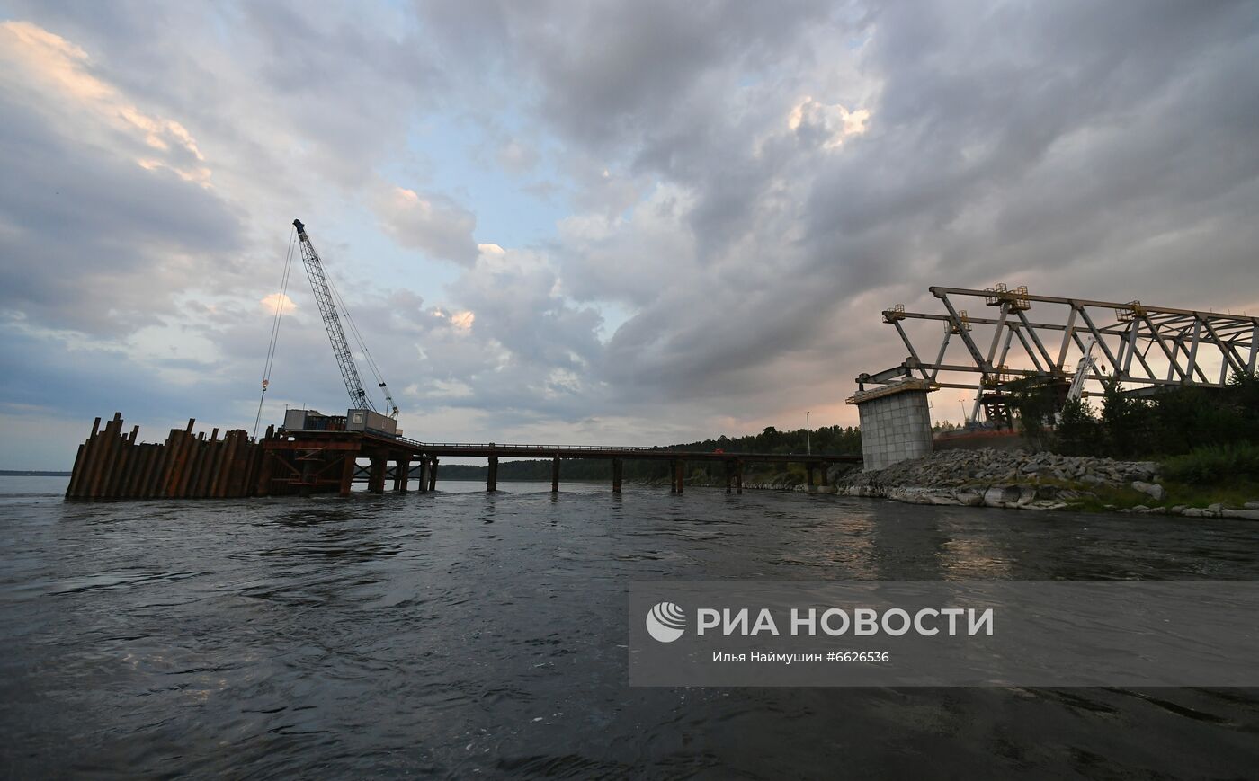 Строительство моста через реку уда