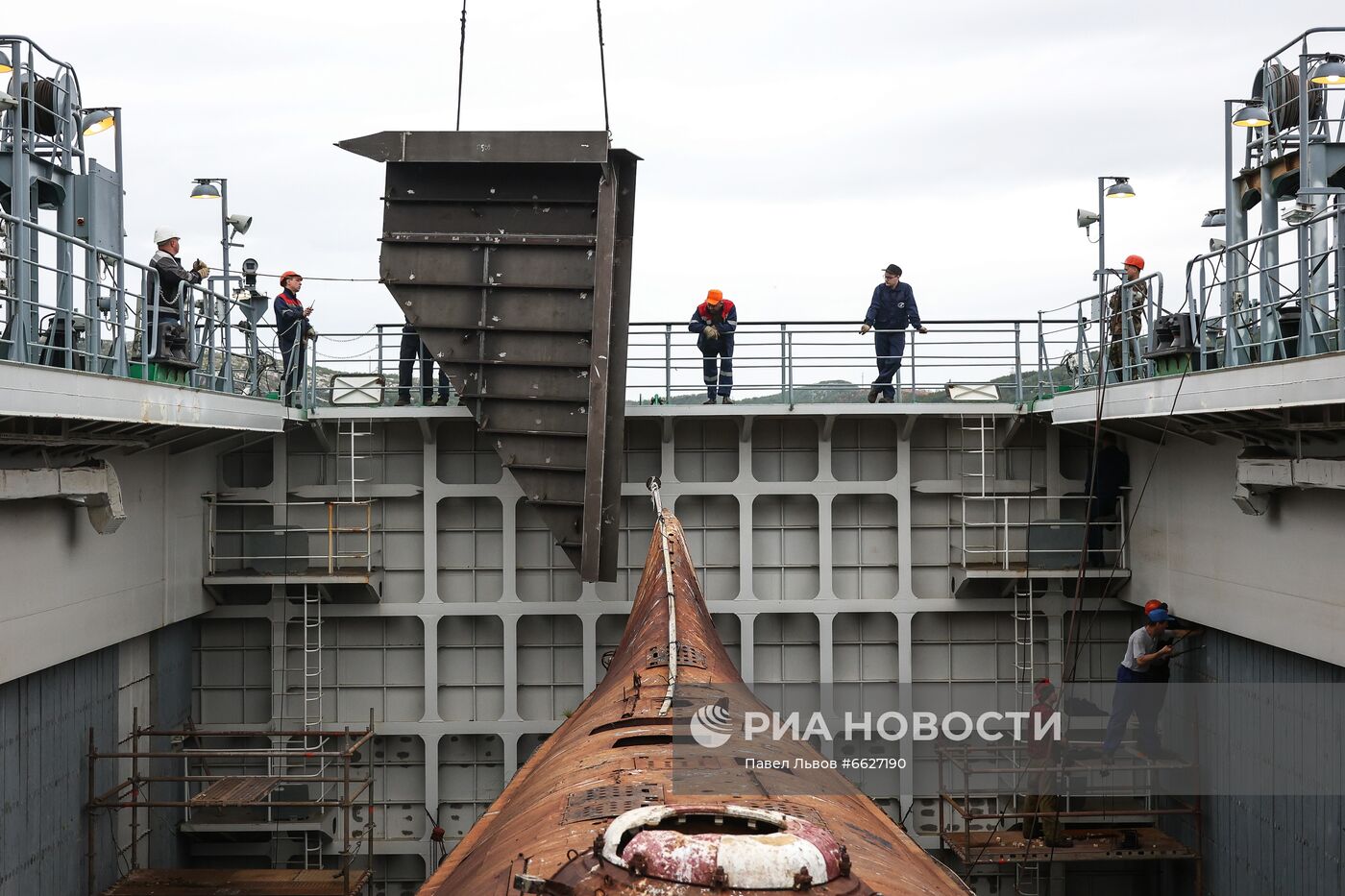 Транспортировка атомной подводной лодки К-3 в Кронштадт