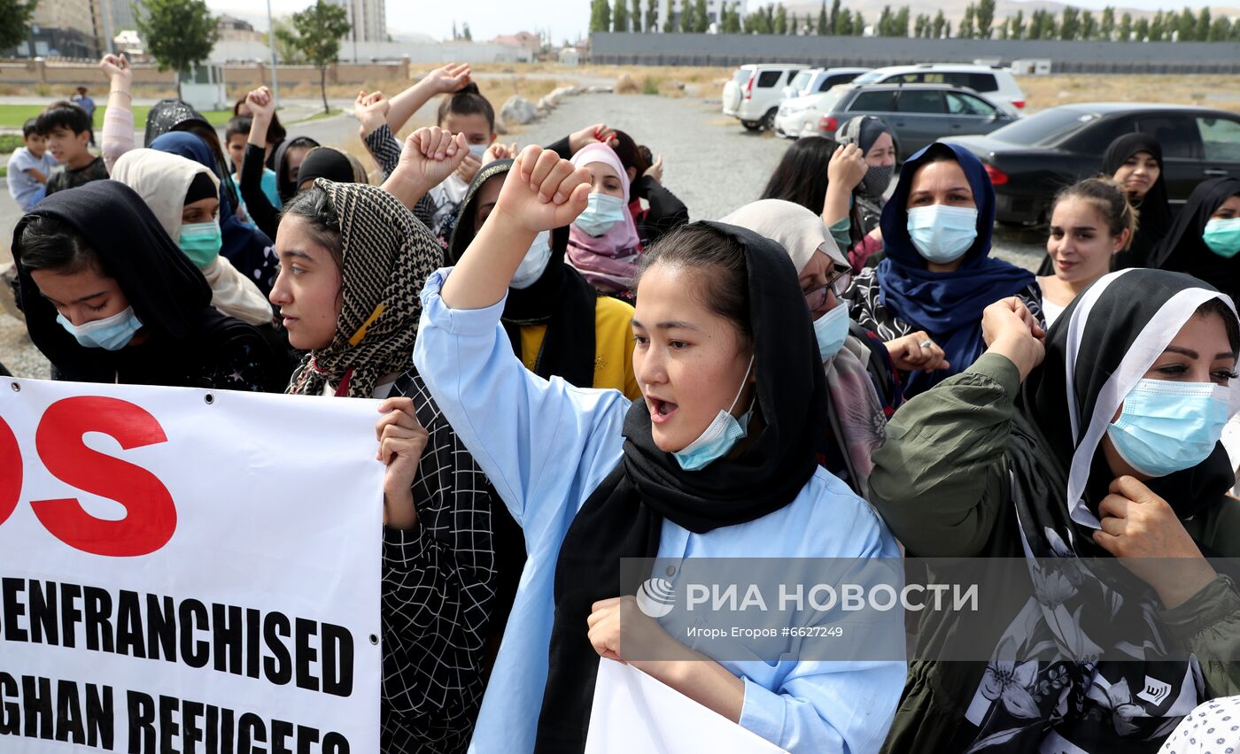 Акция протеста беженцев из Афганистана в Бишкеке