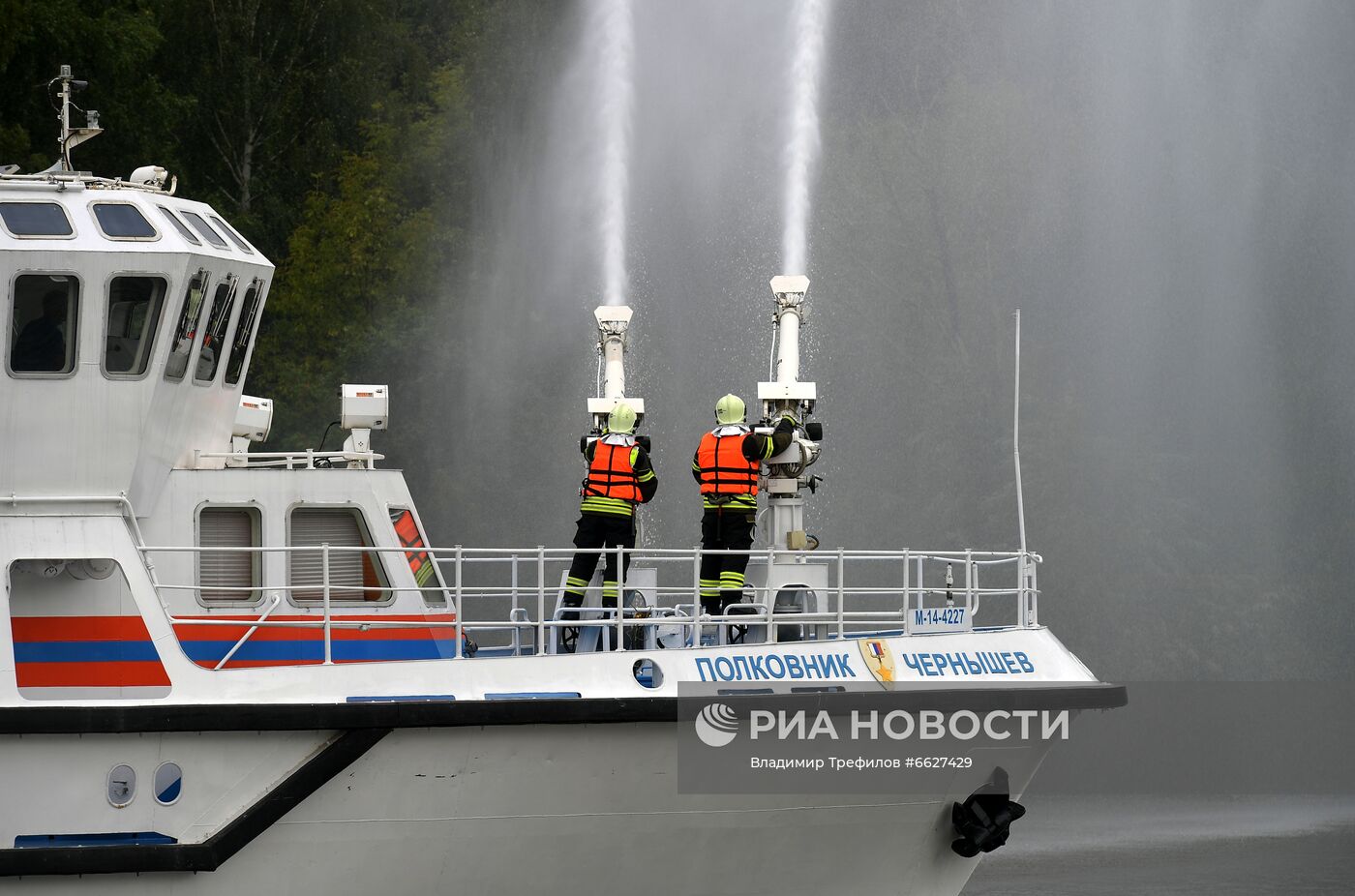 Тренировка спасателей на пожарном корабле "Полковник Чернышев"