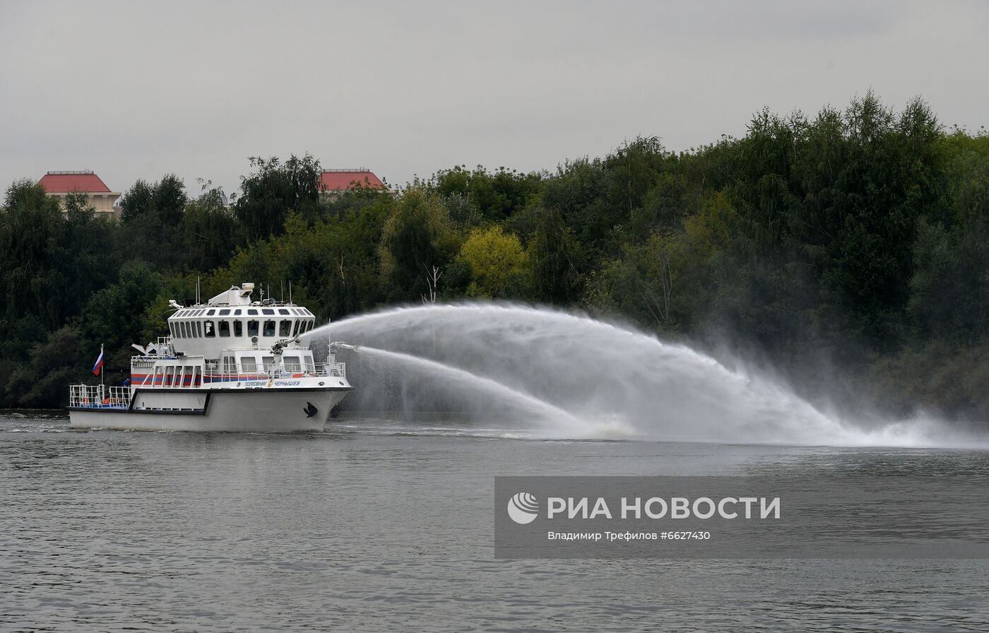 Тренировка спасателей на пожарном корабле "Полковник Чернышев"