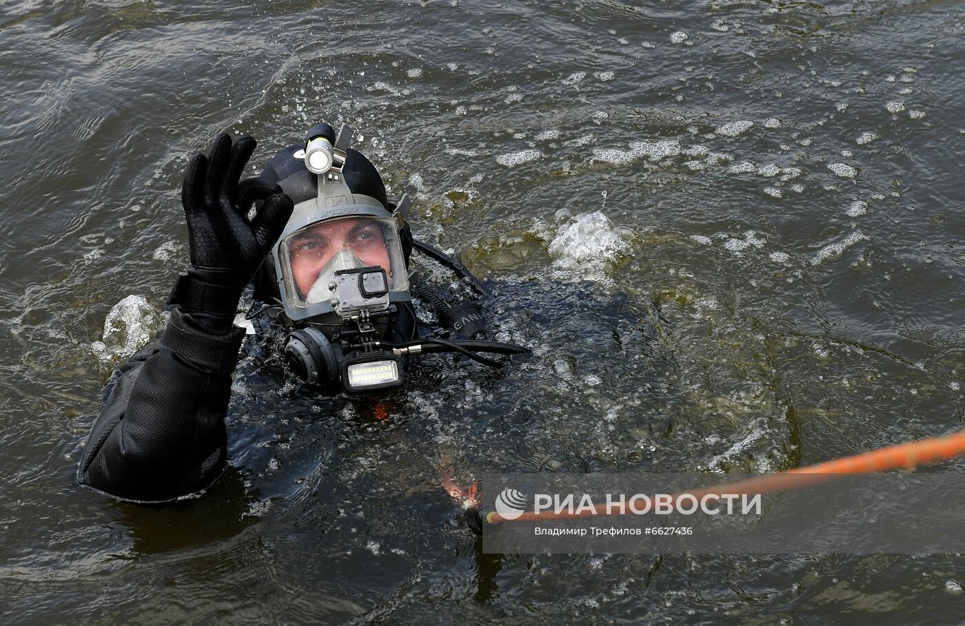 Тренировка спасателей на пожарном корабле "Полковник Чернышев"