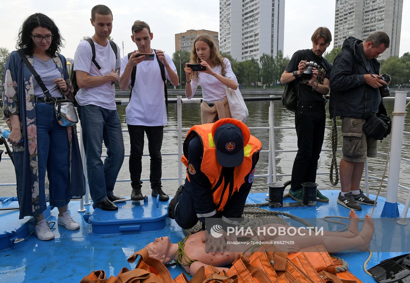 Тренировка спасателей на пожарном корабле "Полковник Чернышев"