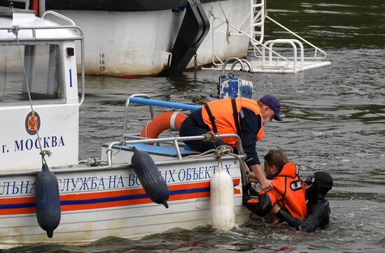 Тренировка спасателей на пожарном корабле "Полковник Чернышев"