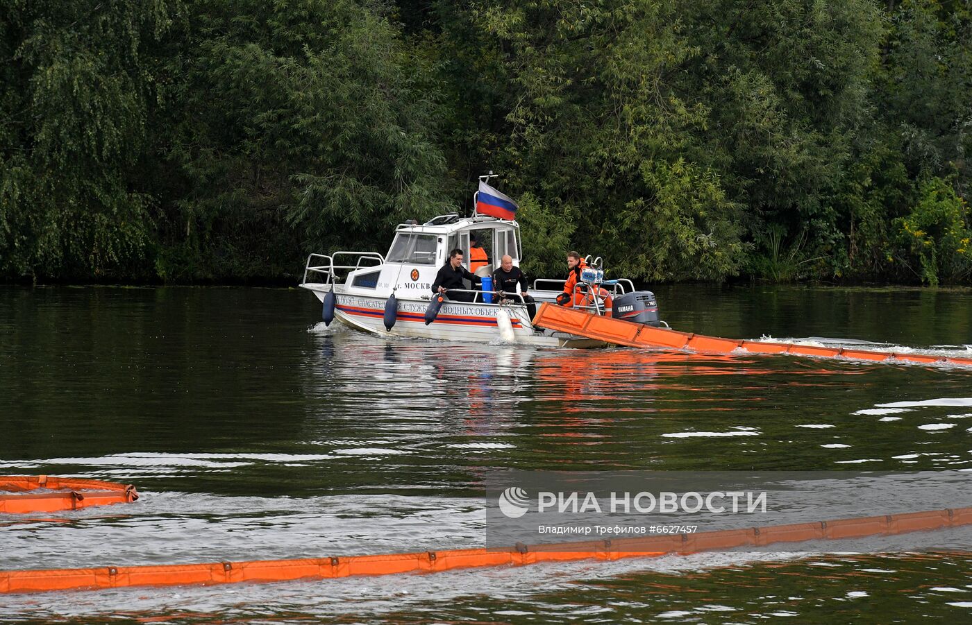 Тренировка спасателей на пожарном корабле "Полковник Чернышев"