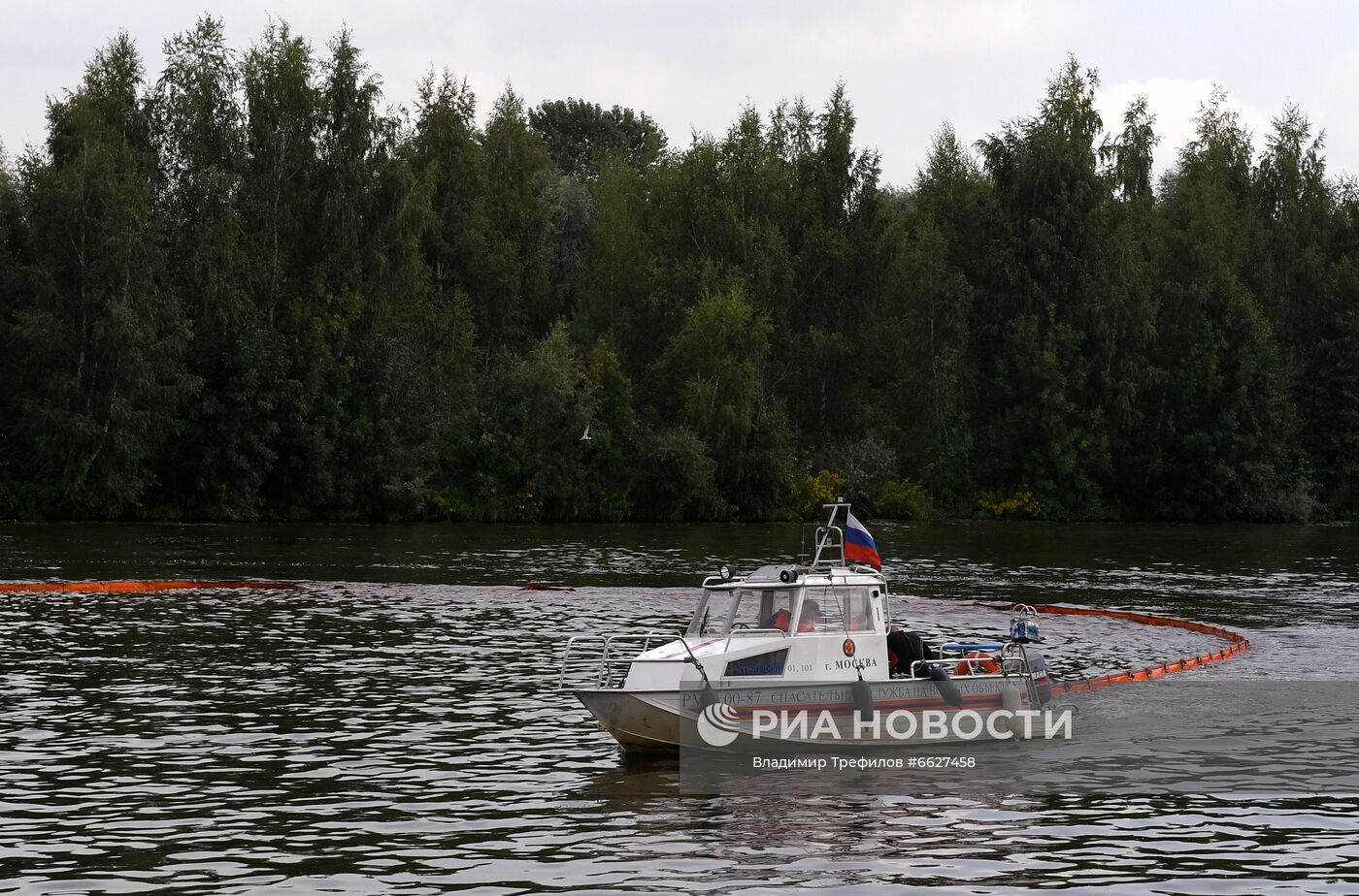 Тренировка спасателей на пожарном корабле "Полковник Чернышев"