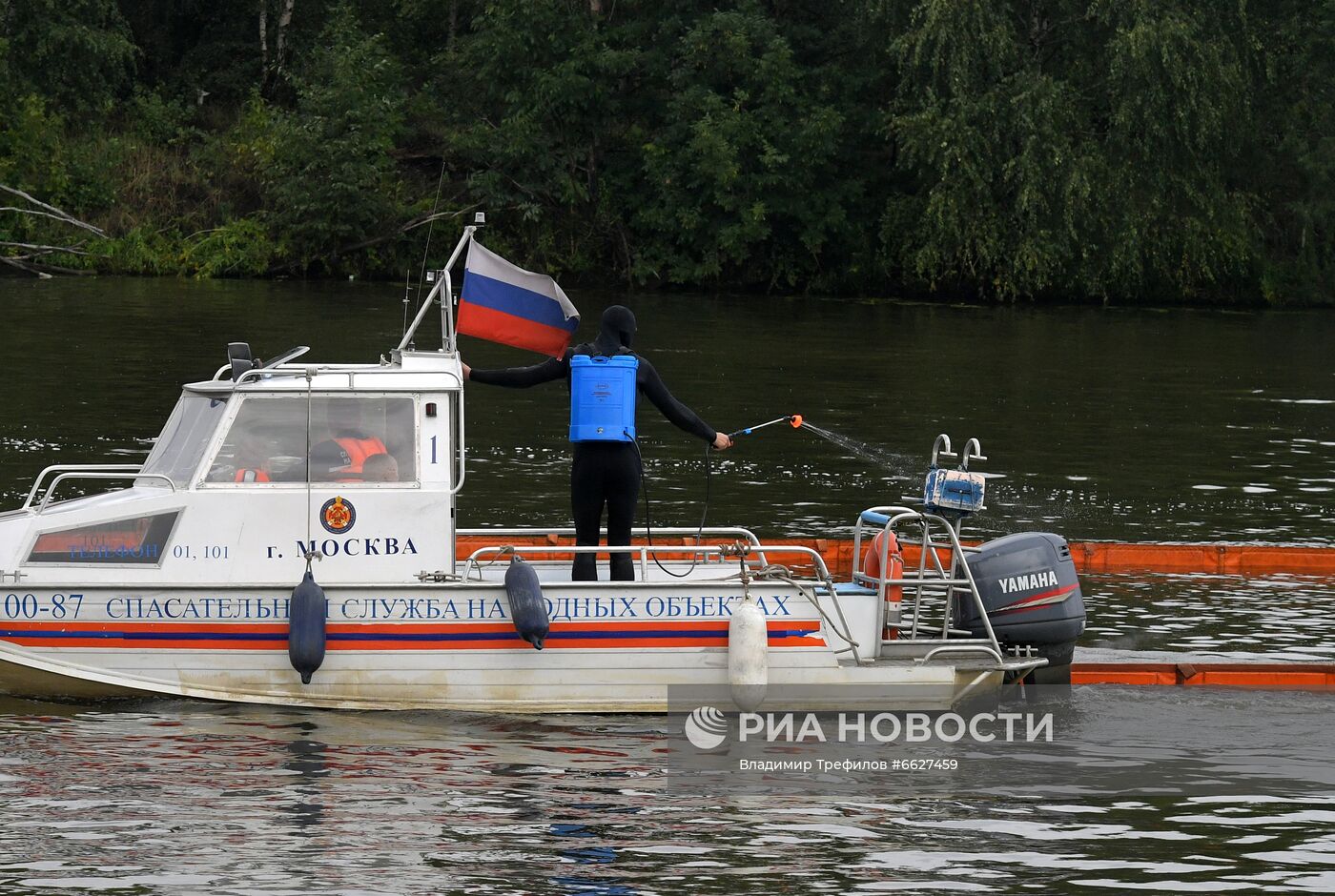 Тренировка спасателей на пожарном корабле "Полковник Чернышев"