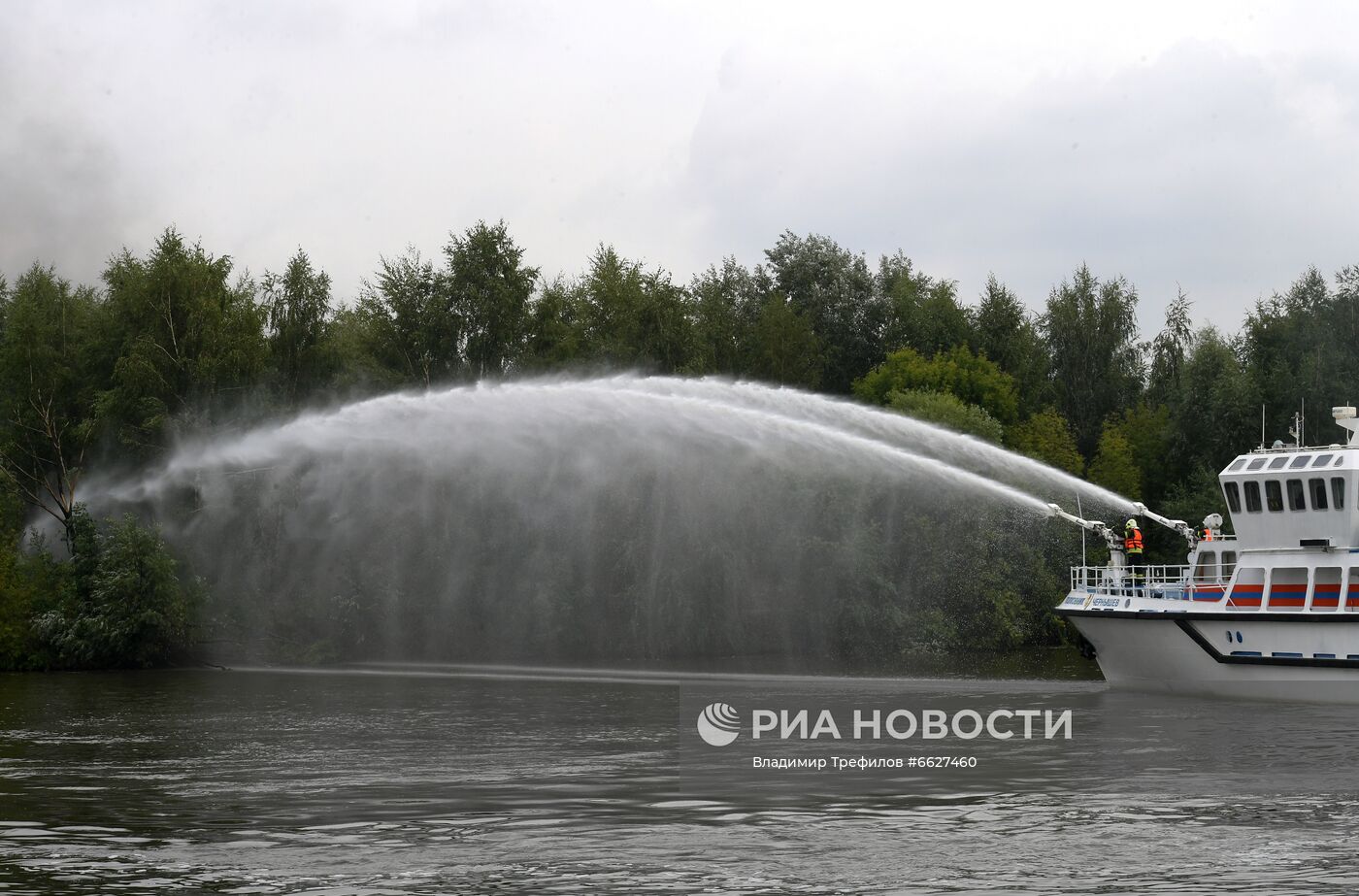 Тренировка спасателей на пожарном корабле "Полковник Чернышев"