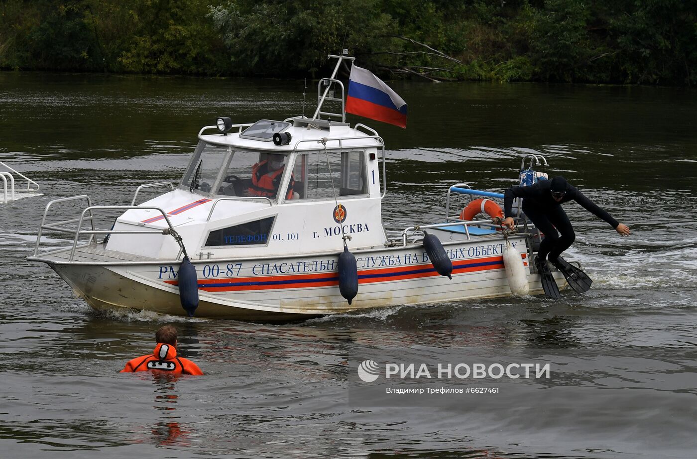 Тренировка спасателей на пожарном корабле "Полковник Чернышев"