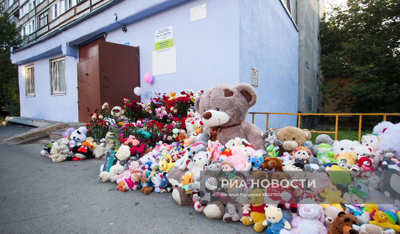 Цветы у дома погибшей в Тюмени девочки