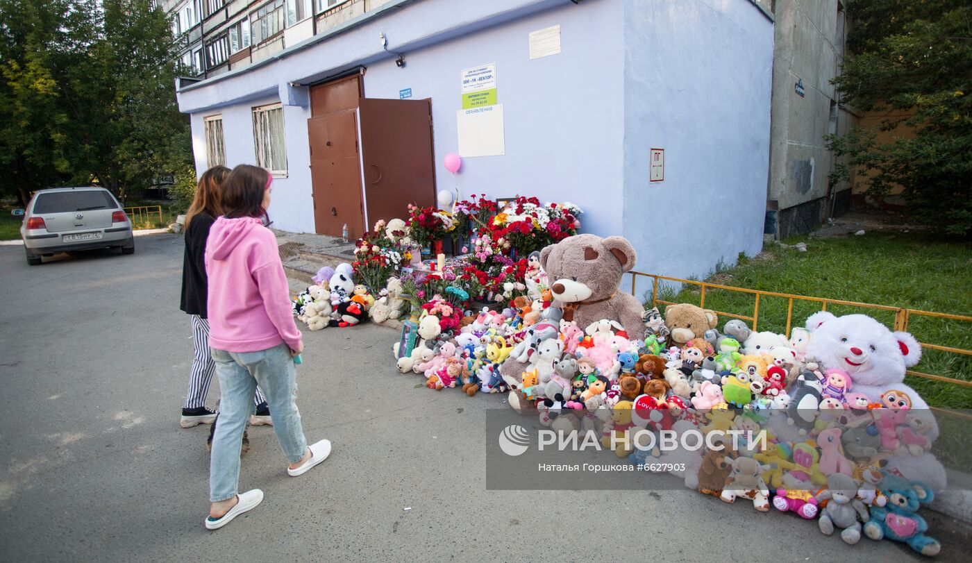 Цветы у дома погибшей в Тюмени девочки