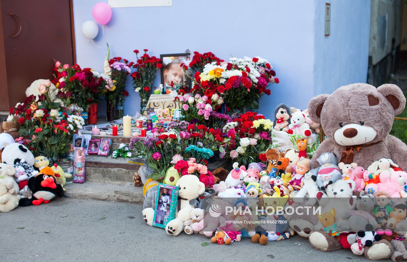 Цветы у дома погибшей в Тюмени девочки