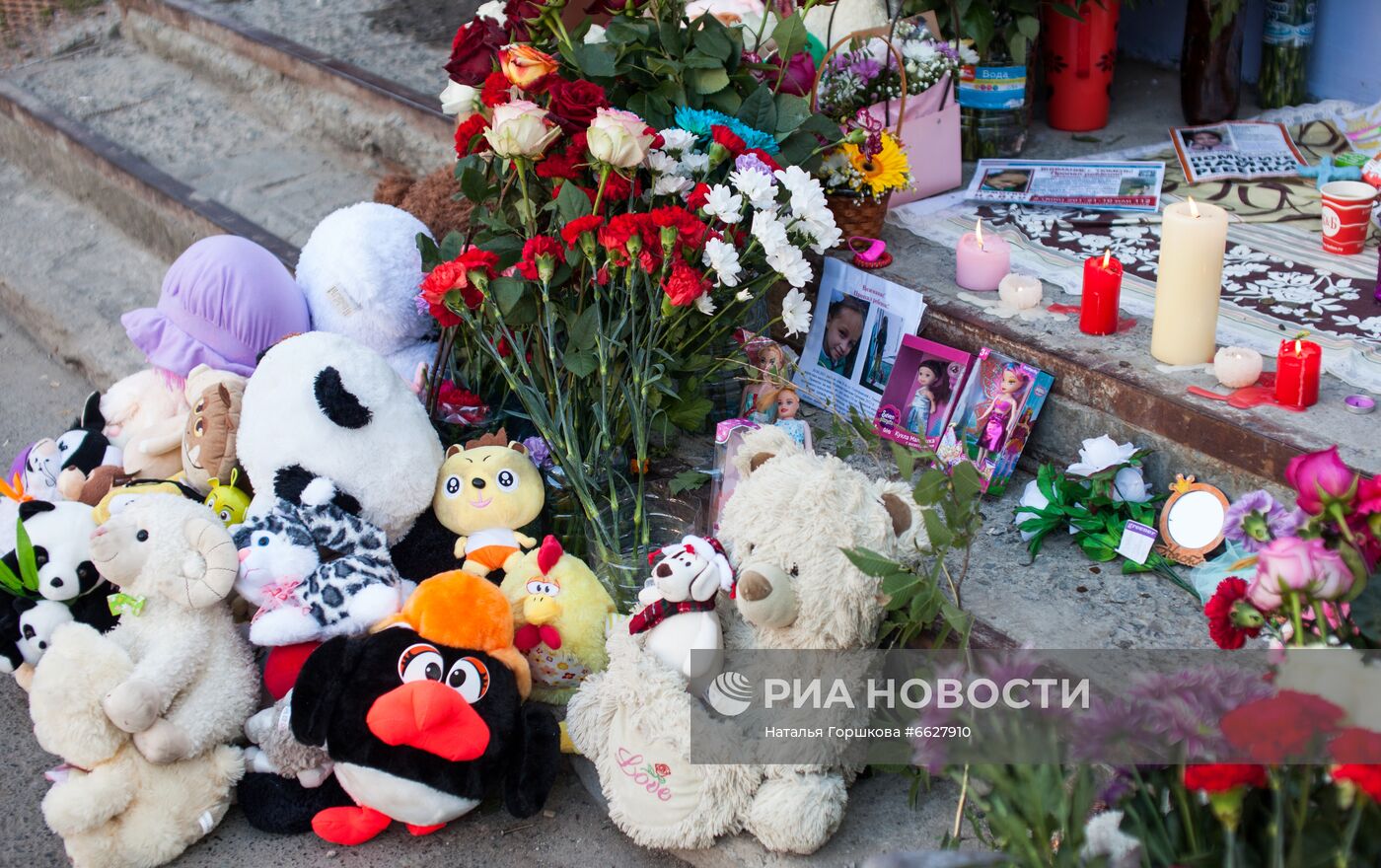 Цветы у дома погибшей в Тюмени девочки