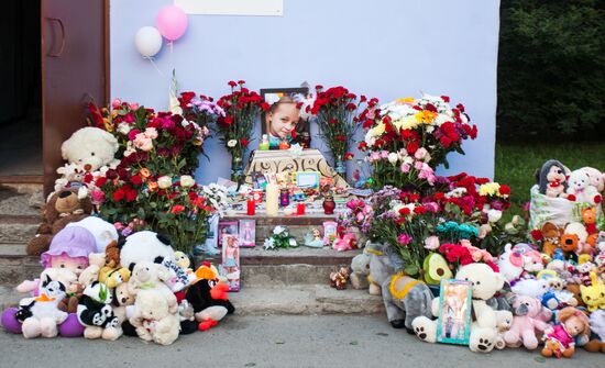 Цветы у дома погибшей в Тюмени девочки