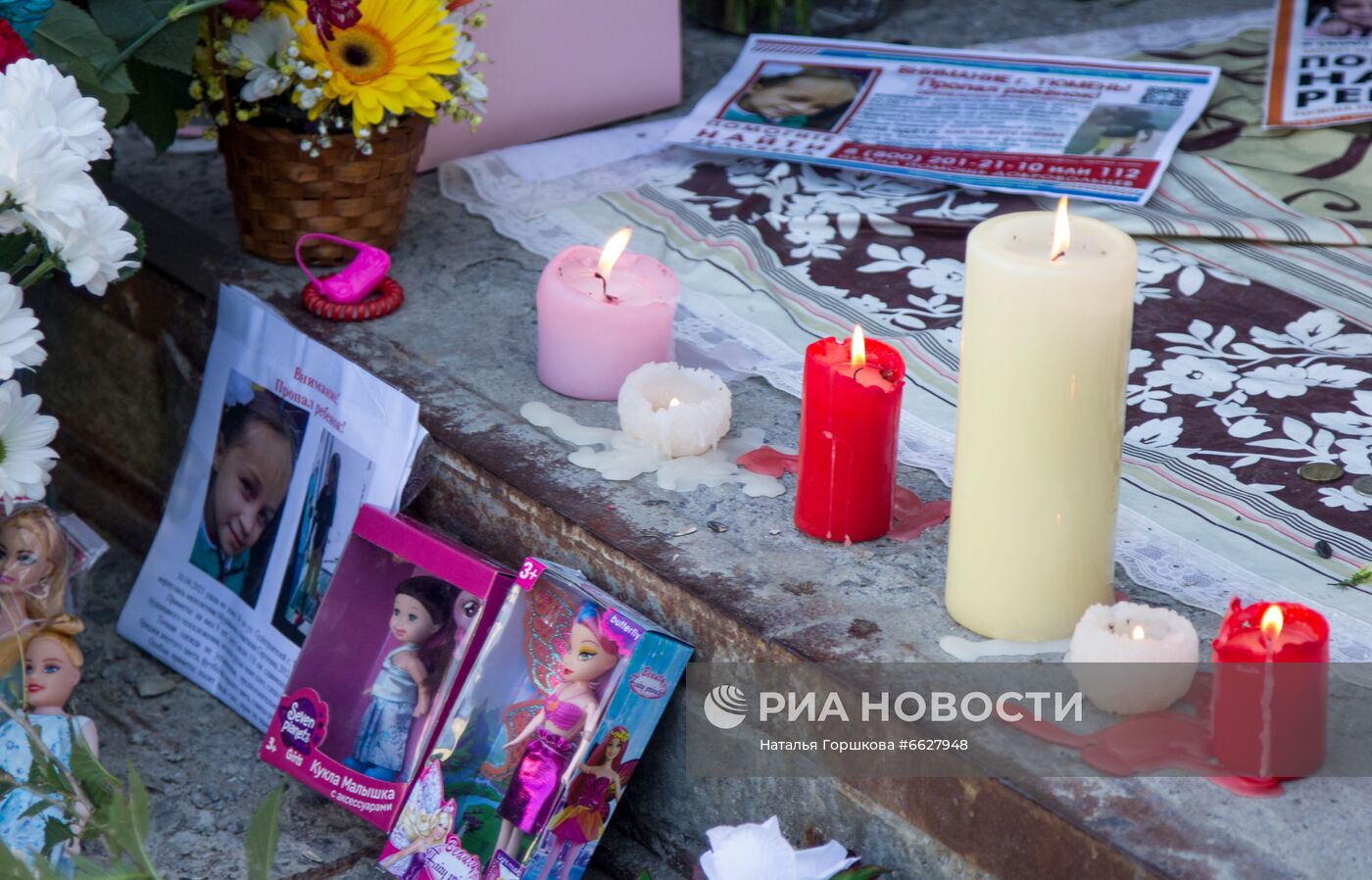 Цветы у дома погибшей в Тюмени девочки