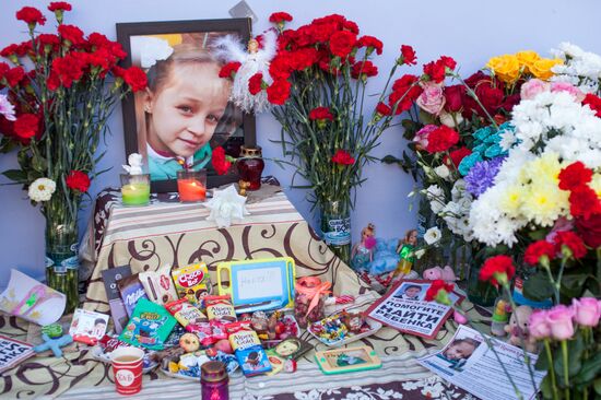 Цветы у дома погибшей в Тюмени девочки