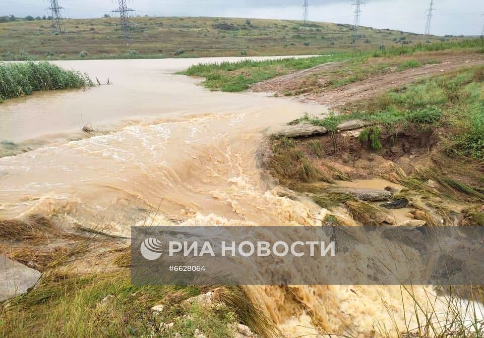 Начало строительства дамбы под Керчью