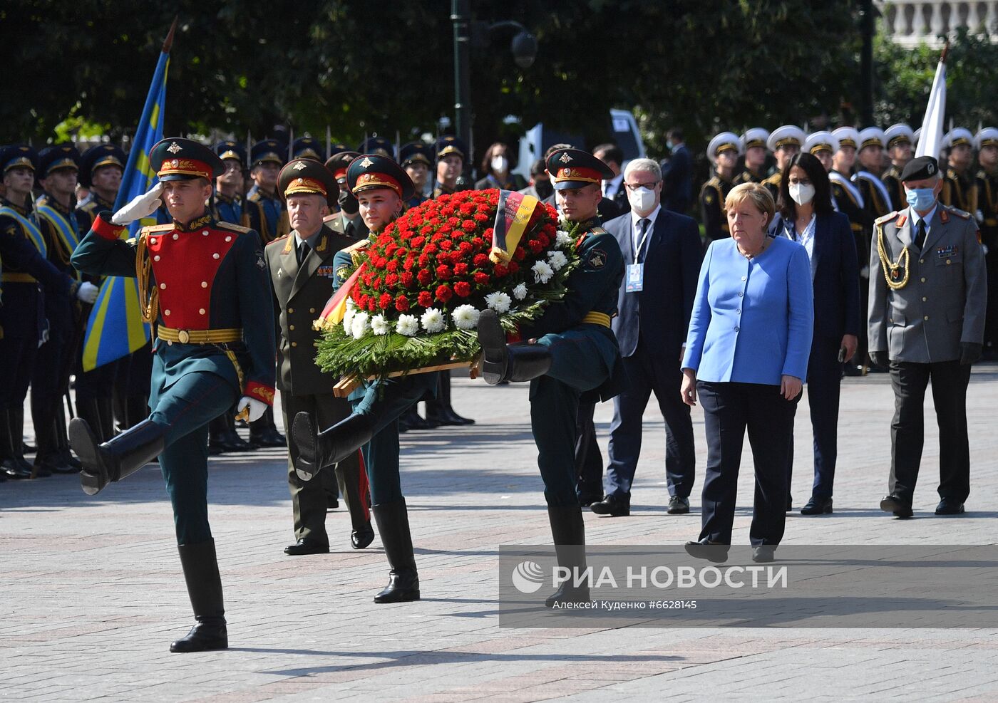 Канцлер Германии А. Меркель возложила цветы к Могиле Неизвестного Солдата