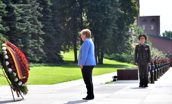 Канцлер Германии А. Меркель возложила цветы к Могиле Неизвестного Солдата