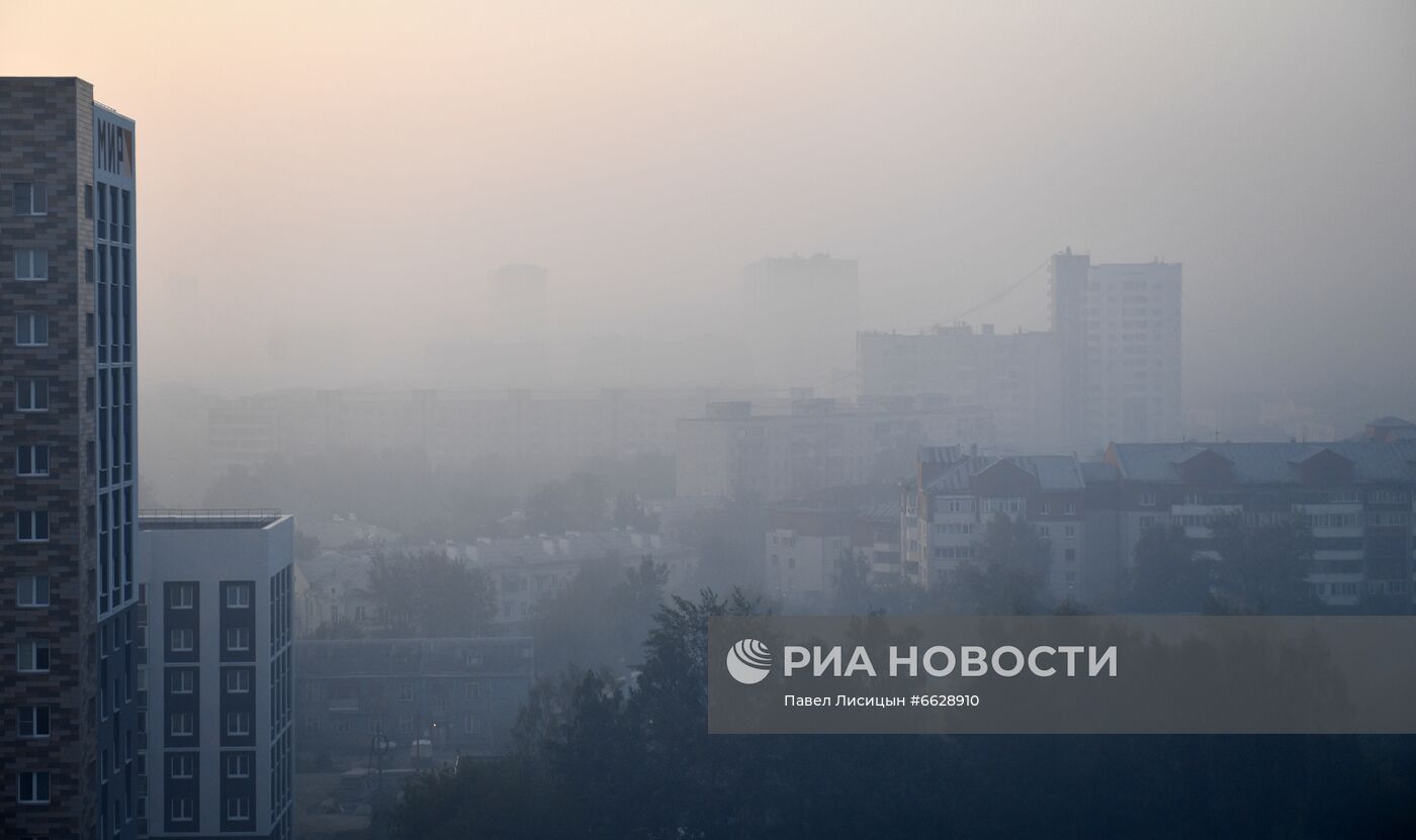 Смог от лесных пожаров в Екатеринбурге