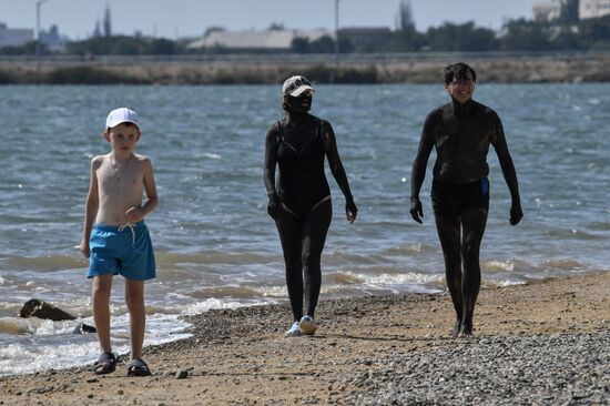Отдыхающие на Сакском озере в Крыму