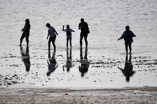 Отдыхающие на Сакском озере в Крыму