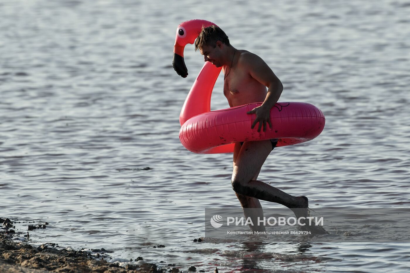 Отдыхающие на Сакском озере в Крыму