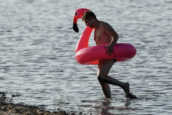 Отдыхающие на Сакском озере в Крыму