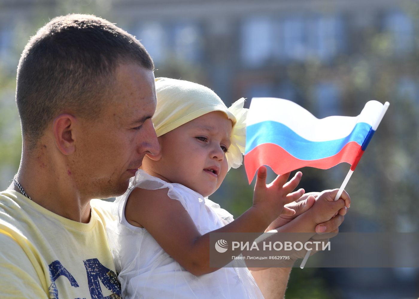 Празднование Дня Государственного флага в регионах России