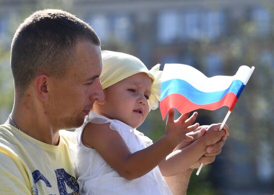 Празднование Дня Государственного флага в регионах России