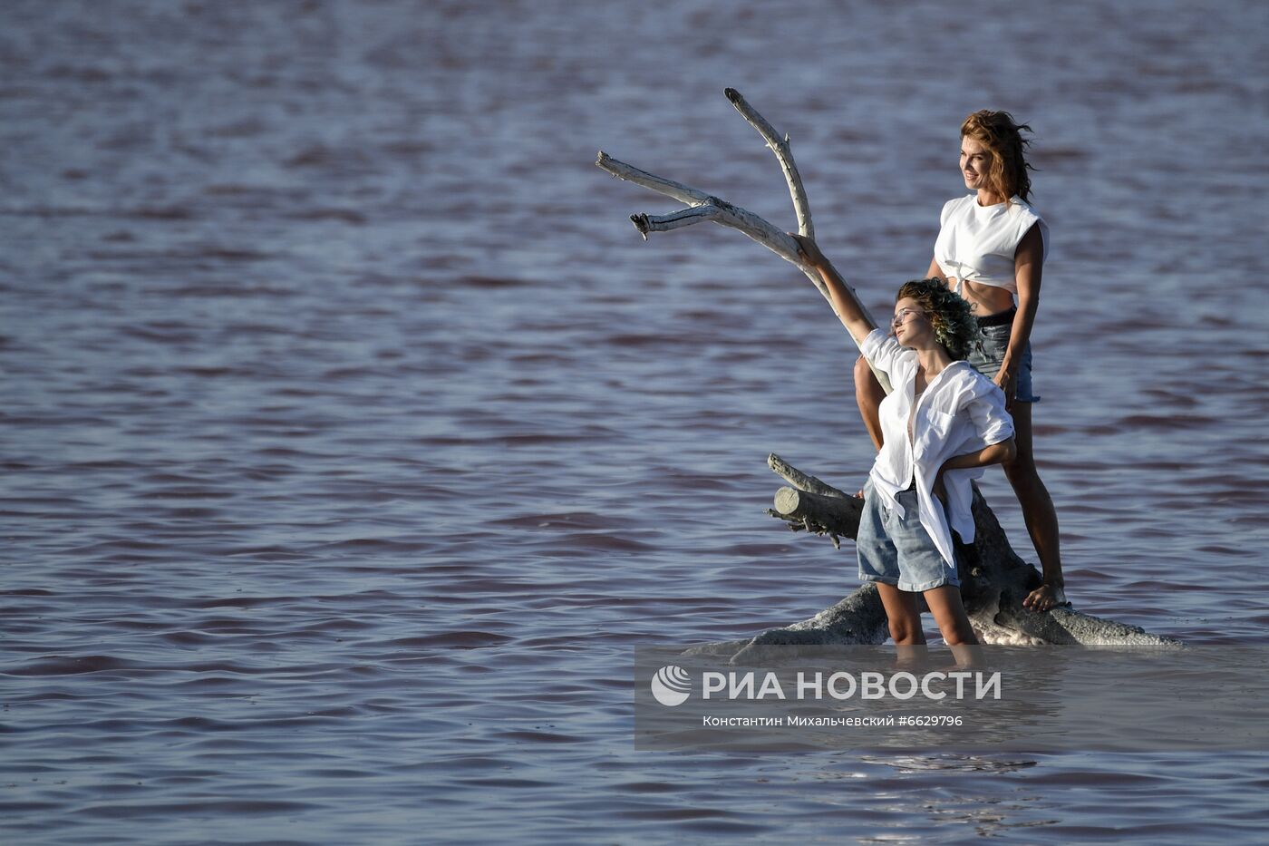 Отдыхающие на Сакском озере в Крыму