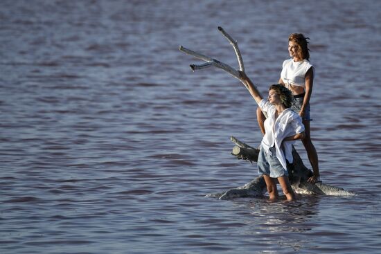 Отдыхающие на Сакском озере в Крыму