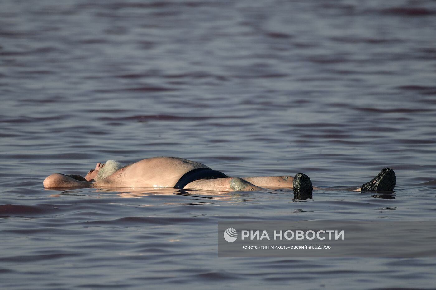 Отдыхающие на Сакском озере в Крыму