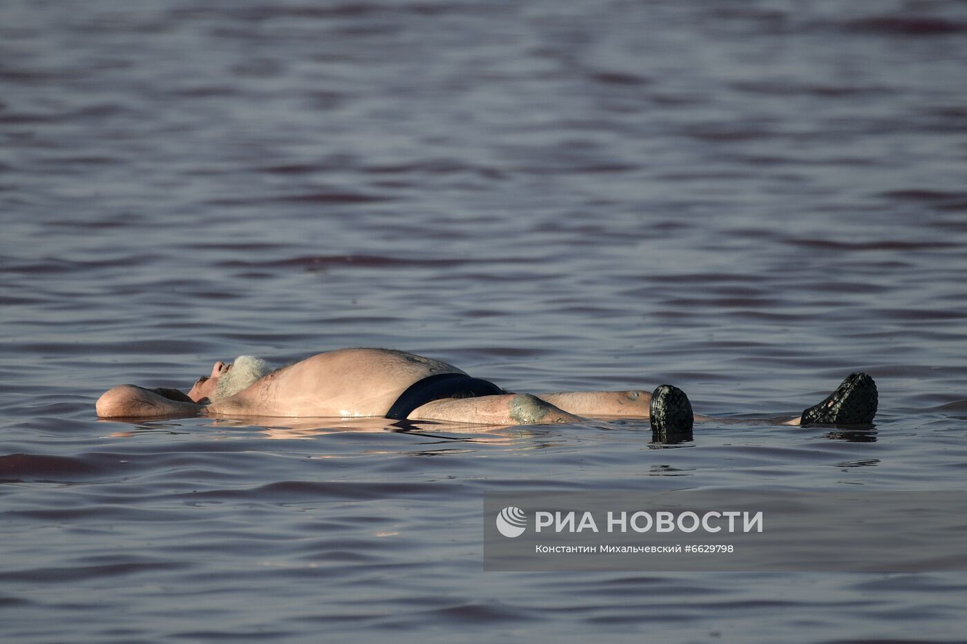 Отдыхающие на Сакском озере в Крыму