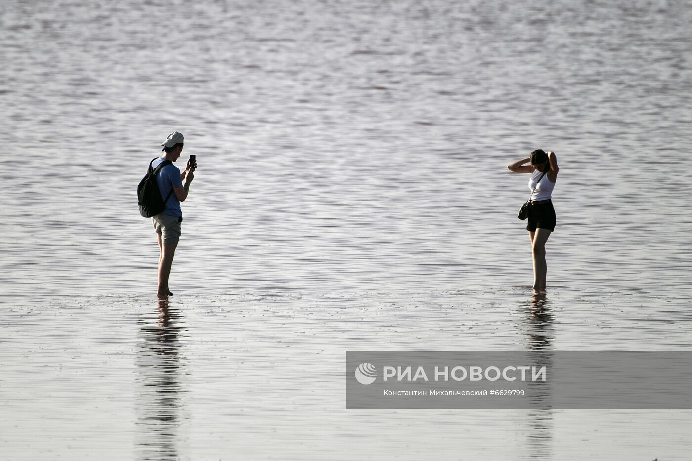 Отдыхающие на Сакском озере в Крыму